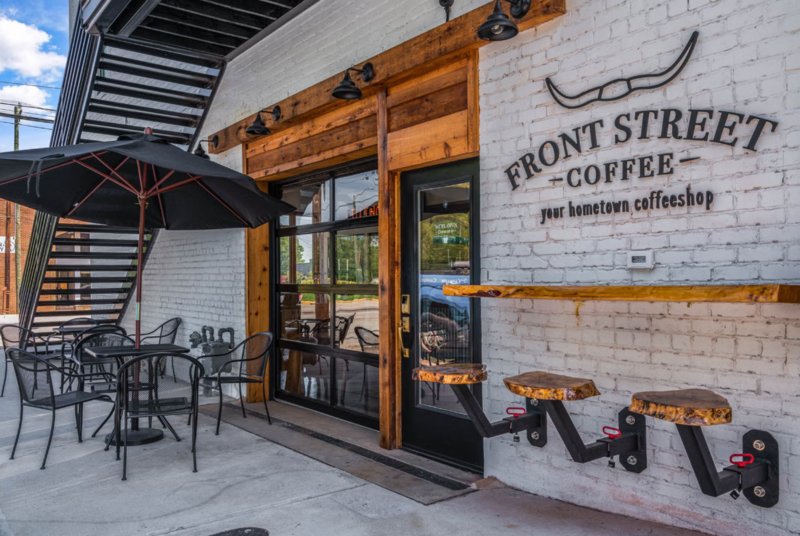 Outdoor seating at Front Street Coffee in Lillington North Carolina